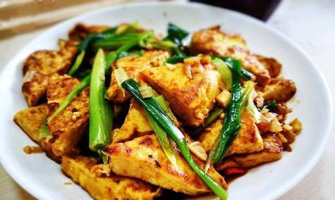 青蒜烧脆皮豆腐，原汁原味地享受鲜香（教你如何做出口感鲜嫩多汁的青蒜烧脆皮豆腐）-第2张图片-美味行家