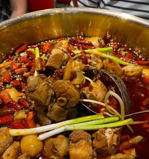 味蕾盛宴，以笋干烧鸡做法大揭秘（家常菜谱，尝鲜美味，笋干鸡肉的健康美食）-第1张图片-美味行家