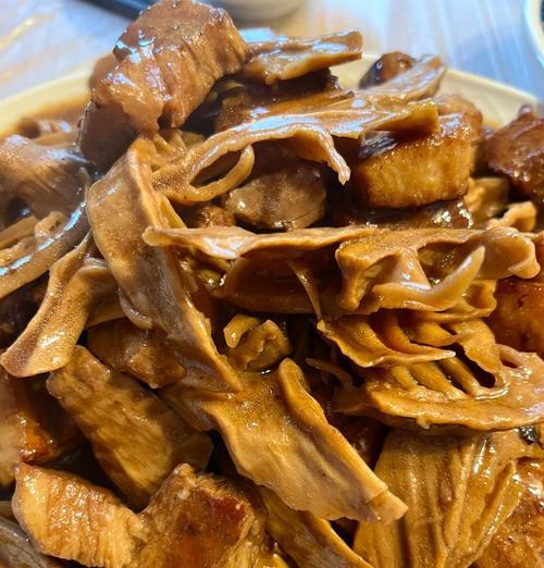 味蕾盛宴，以笋干烧鸡做法大揭秘（家常菜谱，尝鲜美味，笋干鸡肉的健康美食）-第3张图片-美味行家