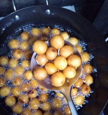 快手油炸红薯丸子的制作方法（口感酥脆，内馅柔软，健康美味）-第2张图片-美味行家