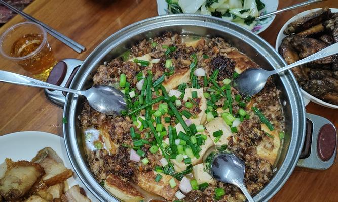 美味五花肉酿豆腐（家庭美食之道，精选五花肉和嫩豆腐，味道浓郁鲜美）-第3张图片-美味行家