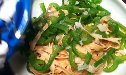 家常菜做法之青椒豆皮炒肉丝（做法简单易学，美味又营养，家庭厨艺不可缺的一道菜）-第1张图片-美味行家
