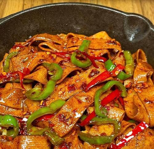 家常菜做法之青椒豆皮炒肉丝（做法简单易学，美味又营养，家庭厨艺不可缺的一道菜）-第3张图片-美味行家