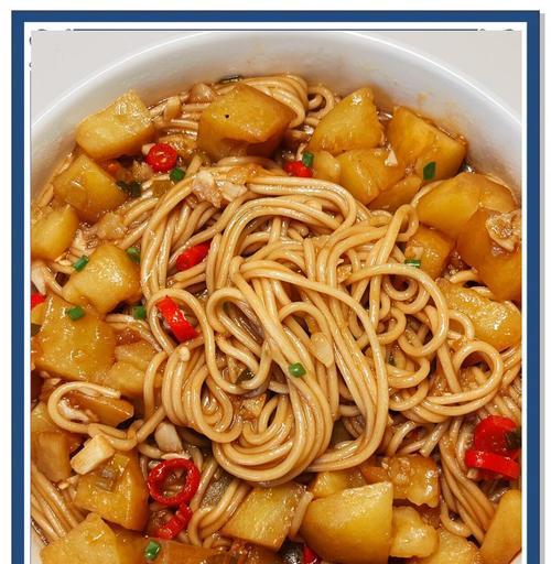 学会土豆排骨焖面，轻松做出美味佳肴（家庭必备，营养又美味的土豆排骨焖面）-第2张图片-美味行家