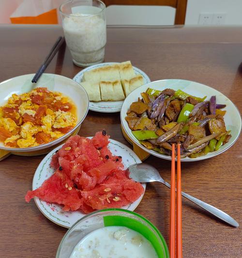 清凉解暑，夏日饮品以西瓜西红柿汁为主（一杯汁，乐享清凉）-第3张图片-美味行家