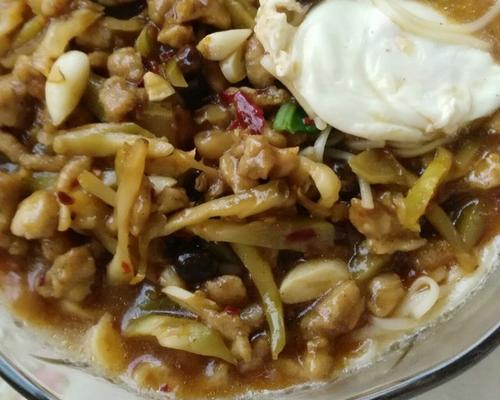 美味榨菜肉丝面的做法（以简单步骤轻松做出一碗美味又营养的榨菜肉丝面）-第2张图片-美味行家