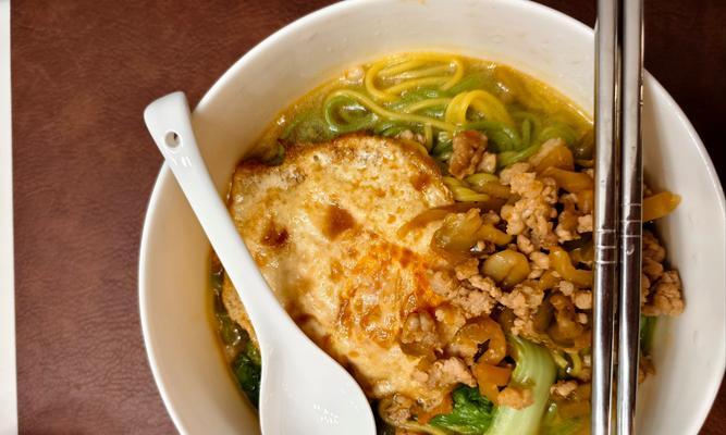 美味榨菜肉丝面的做法（以简单步骤轻松做出一碗美味又营养的榨菜肉丝面）-第3张图片-美味行家
