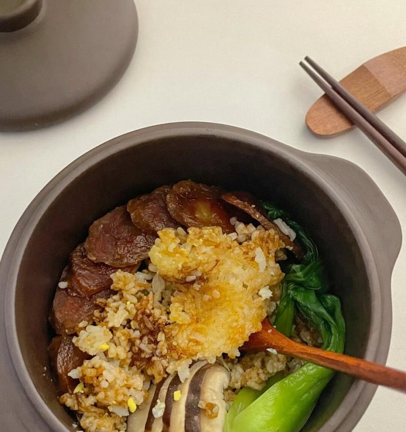 熏肉香肠煲仔饭的制作方法（以香气四溢为口感的焖饭，让你一尝难忘）-第1张图片-美味行家