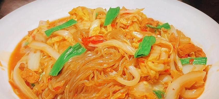 白菜炒粉调，家庭厨房的美食良选（健康美味的白菜炒粉调，轻松烹饪，全家共享）-第1张图片-美味行家