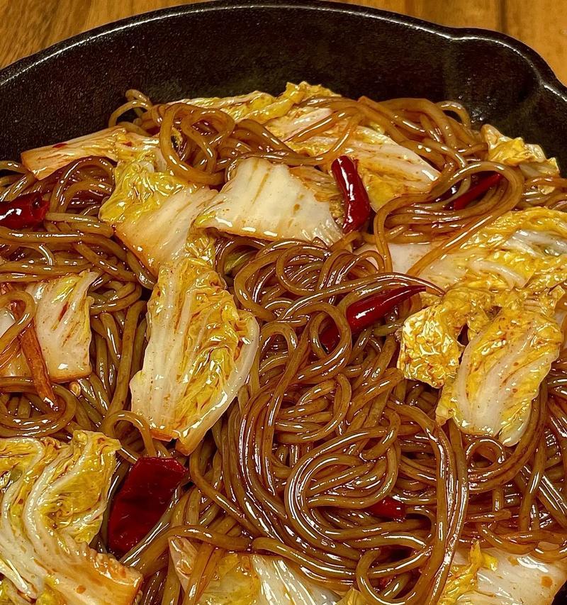 白菜炒粉调，家庭厨房的美食良选（健康美味的白菜炒粉调，轻松烹饪，全家共享）-第2张图片-美味行家