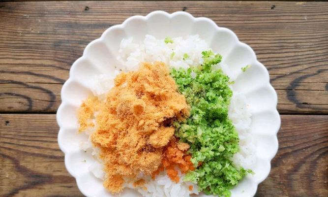 以蔬菜肉松饭团为主的营养午餐制作（健康美味轻松搭配，为您带来愉悦用餐体验）-第1张图片-美味行家