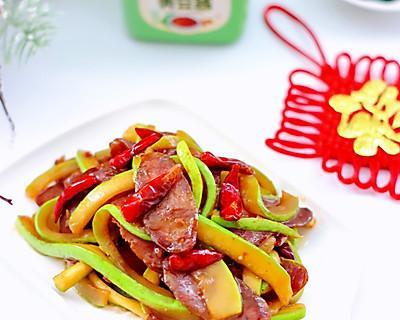 以西葫芦腊肠小炒的美食做法（美味可口的家常菜，中西合璧的美食体验）-第1张图片-美味行家