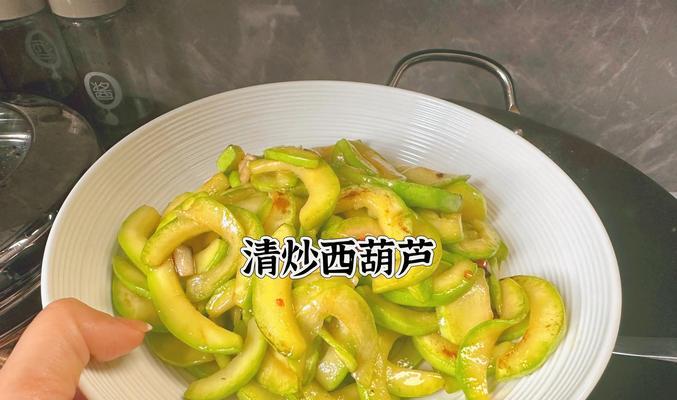 以西葫芦腊肠小炒的美食做法（美味可口的家常菜，中西合璧的美食体验）-第3张图片-美味行家
