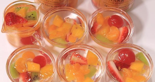 打造清爽夏日美味缤纷水果果冻（手把手教你制作水果果冻，让夏日更加清凉）-第2张图片-美味行家
