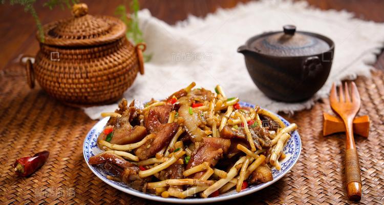 香嫩鱼腥草炒肉丝（健康美味的家常菜）-第2张图片-美味行家