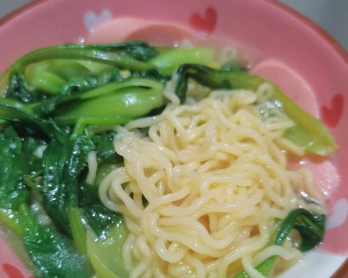 彩色蔬菜面条，健康美味无负担（以时蔬佐面，营养均衡更健康）-第1张图片-美味行家