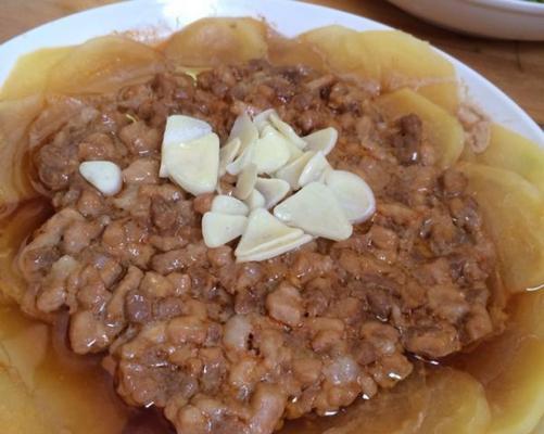 雪菜土豆蒸肉的做法（家庭美食必备，口感鲜美营养丰富）-第1张图片-美味行家