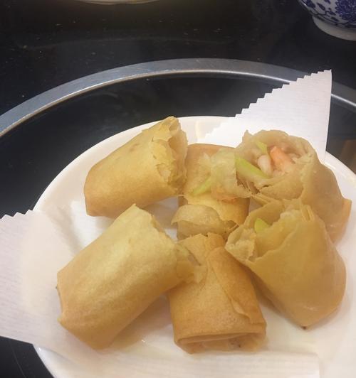越南鲜虾春卷的制作方法（用新鲜食材制作口感清爽、健康美味的越南鲜虾春卷）-第1张图片-美味行家