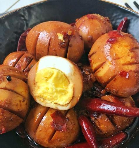 香辣卤鸡蛋的制作方法（辣椒+香料的完美结合，让你尝到口感独特的美食）-第3张图片-美味行家