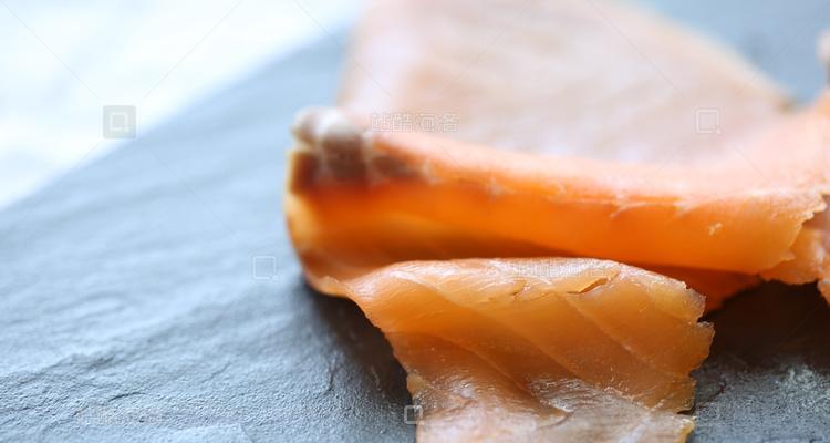 美味又健康的熏三文鱼炒蔬菜（传统风味与现代健康相结合，营养美食享不停）-第2张图片-美味行家