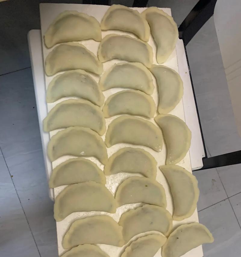 手工制作炸油角，味道香脆可口（传统美食的制作方法，让你更懂得品尝）-第1张图片-美味行家
