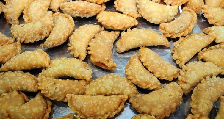 手工制作炸油角，味道香脆可口（传统美食的制作方法，让你更懂得品尝）-第3张图片-美味行家