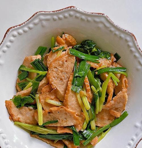 油炸芹菜叶的做法（让芹菜叶变得更加美味）-第1张图片-美味行家