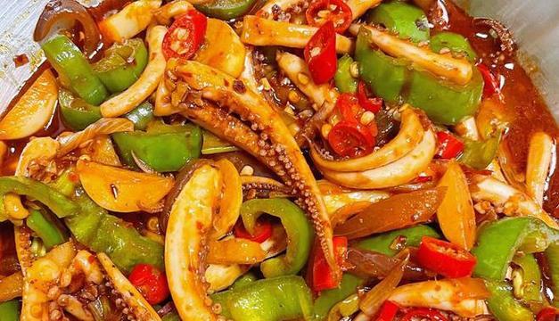 家常美食之洋葱香菇炒鱿鱼（简单易学的做法让你秒变厨神，做出好吃又营养的菜肴）-第3张图片-美味行家