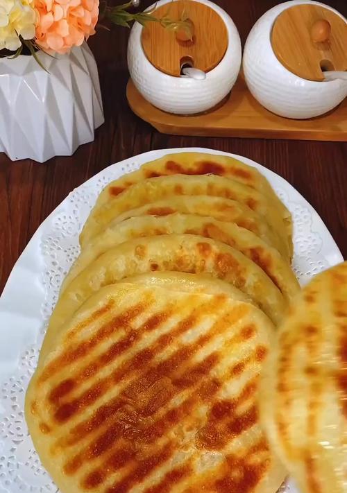 轻松制作美味芝麻小糖饼（口感酥脆、香甜可口，传承百年的经典小吃）-第2张图片-美味行家