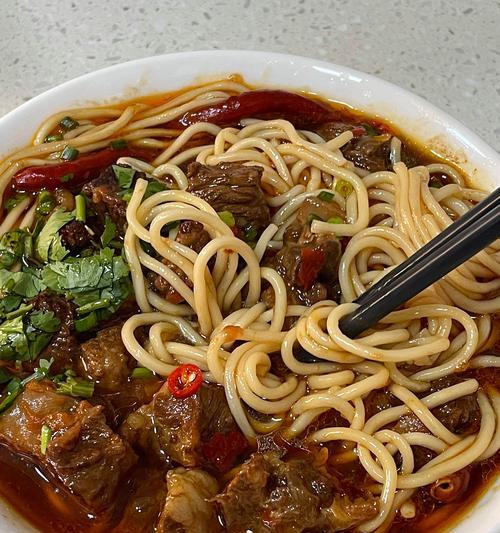 手把手教你制作鲜美可口的牛肉汤面（一碗温馨的滋味，让你回味无穷）-第1张图片-美味行家