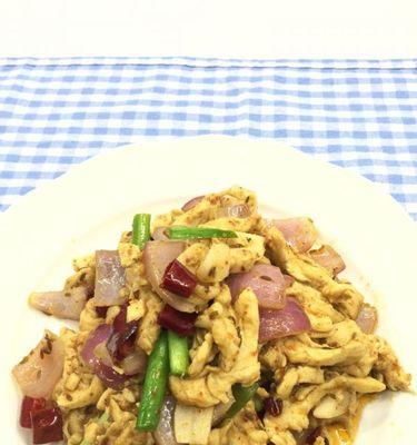 圆葱爆鸡片的做法（妙手烹出美味佳肴，轻松学会圆葱爆鸡片的做法）-第2张图片-美味行家