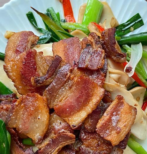 榨菜头炒腊肉的美味做法（家常小炒菜的经典口感，让你爱上榨菜头）-第1张图片-美味行家