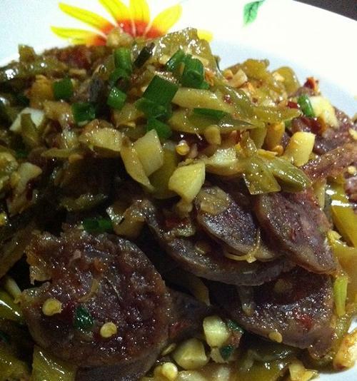 榨菜头炒腊肉的美味做法（家常小炒菜的经典口感，让你爱上榨菜头）-第3张图片-美味行家