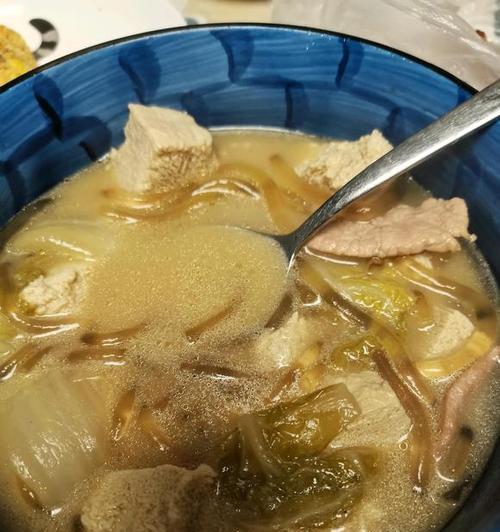 猪肉大白菜炖冻豆腐的做法（营养丰富、口感鲜美的家常做法）-第3张图片-美味行家