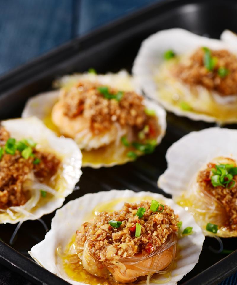 自制蒜蓉扇贝炒粉丝，美味的海鲜料理（简单易做，口感鲜美的海鲜大餐）-第1张图片-美味行家