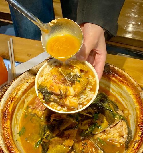 家常鲜菇鱼汤的制作方法（一碗暖心暖胃的鲜美滋补汤/鲜菇、鱼肉、中草药三重配搭）-第1张图片-美味行家