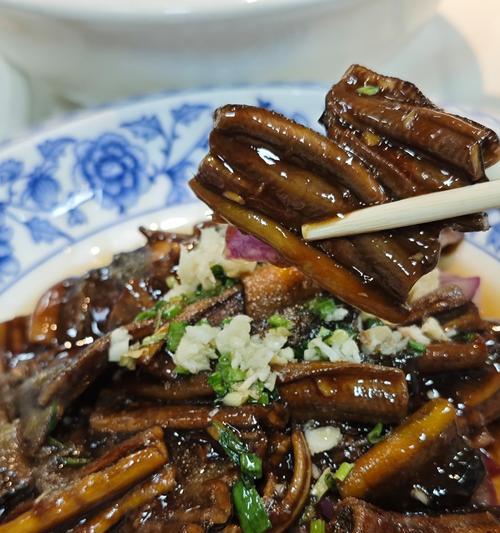 猪油渣豆腐汤的做法（一碗暖心暖胃的家常美食）-第1张图片-美味行家