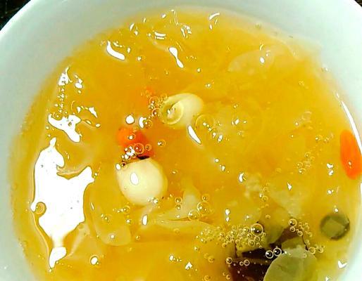 美味清甜的银耳莲子糖水（一道营养丰富的甜品，缓解身体疲劳）-第2张图片-美味行家