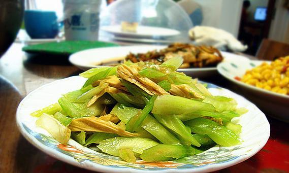 美味家常菜——以西芹炒腐竹（健康美食，营养丰富）-第2张图片-美味行家