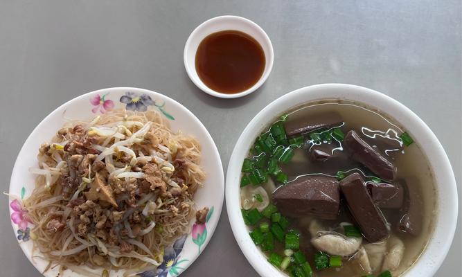 猪血糕佐花生粉，美味的家常下酒小吃（家庭制作猪血糕，搭配花生粉更加美味）-第2张图片-美味行家