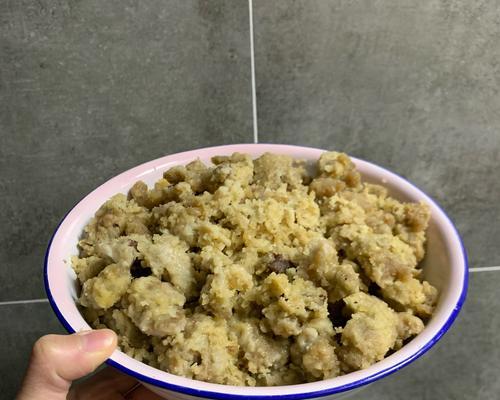 手把手教你制作正宗的西安坊上粉蒸肉（用最新鲜的肉和特别的调料，制作出美味可口的坊上粉蒸肉）-第3张图片-美味行家