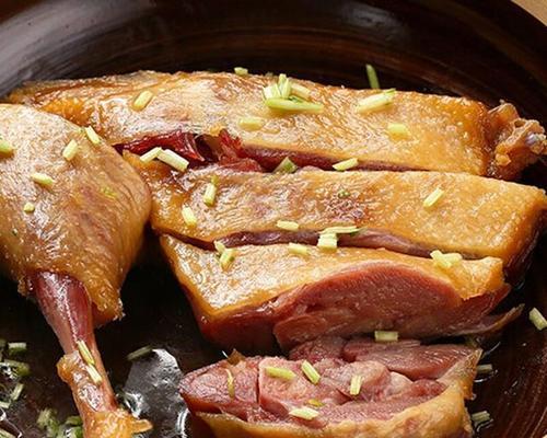 秘制蒸咸鸭（传承百年的美味，独具风味的特色小吃）-第3张图片-美味行家