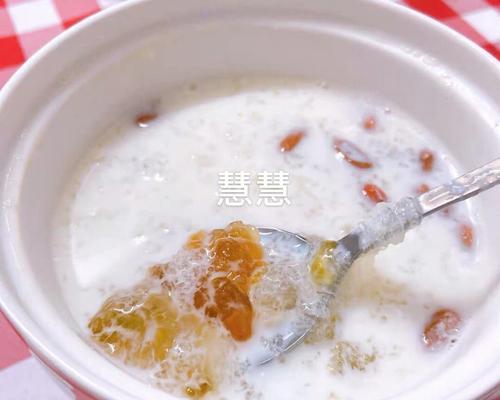 营养美味的皂角米桃胶牛奶炖（用桃胶和皂角米熬制的健康饮品）-第1张图片-美味行家