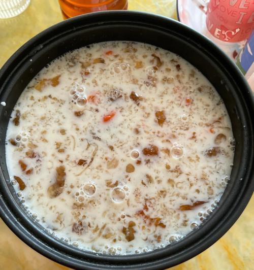 营养美味的皂角米桃胶牛奶炖（用桃胶和皂角米熬制的健康饮品）-第2张图片-美味行家