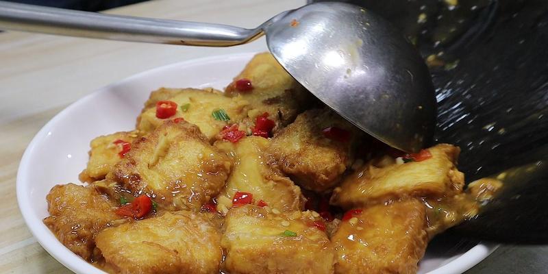 家常美食，洋大蒜烧豆腐（一道简单又美味的下饭菜）-第3张图片-美味行家