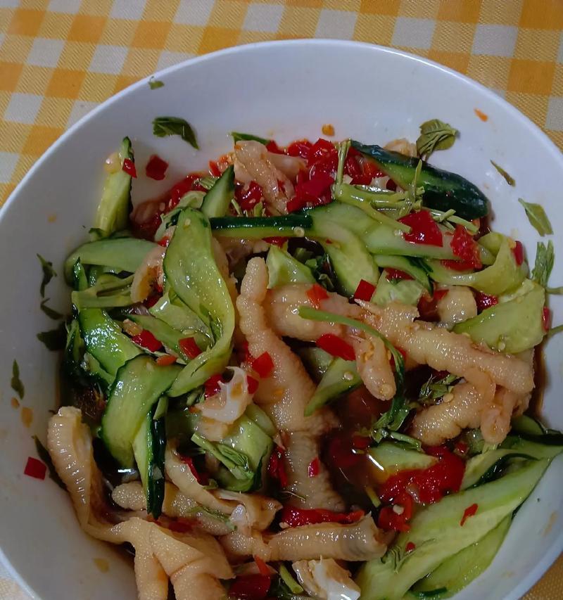 猪油炒蒜泥生菜——清香扑鼻的家常菜（用猪油炒出香气，用蒜泥调味，生菜爽口清新，让你回味无穷。）-第1张图片-美味行家