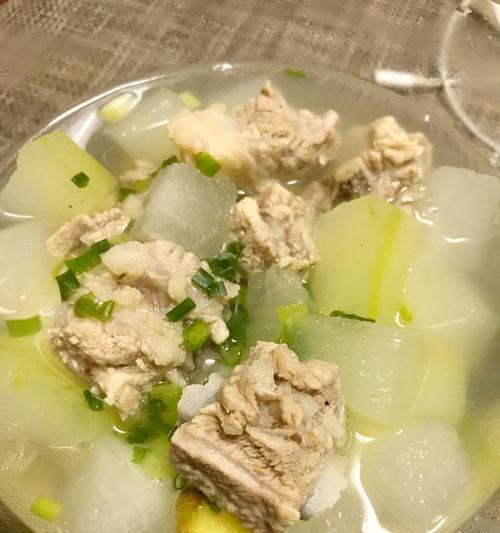鲜美猪骨冬瓜汤的做法（家常美味，营养丰富的汤品）-第1张图片-美味行家