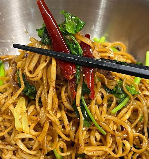 双菇肉丝炒面的美味秘籍（学会做双菇肉丝炒面，让你的味蕾欢欣鼓舞！）-第1张图片-美味行家