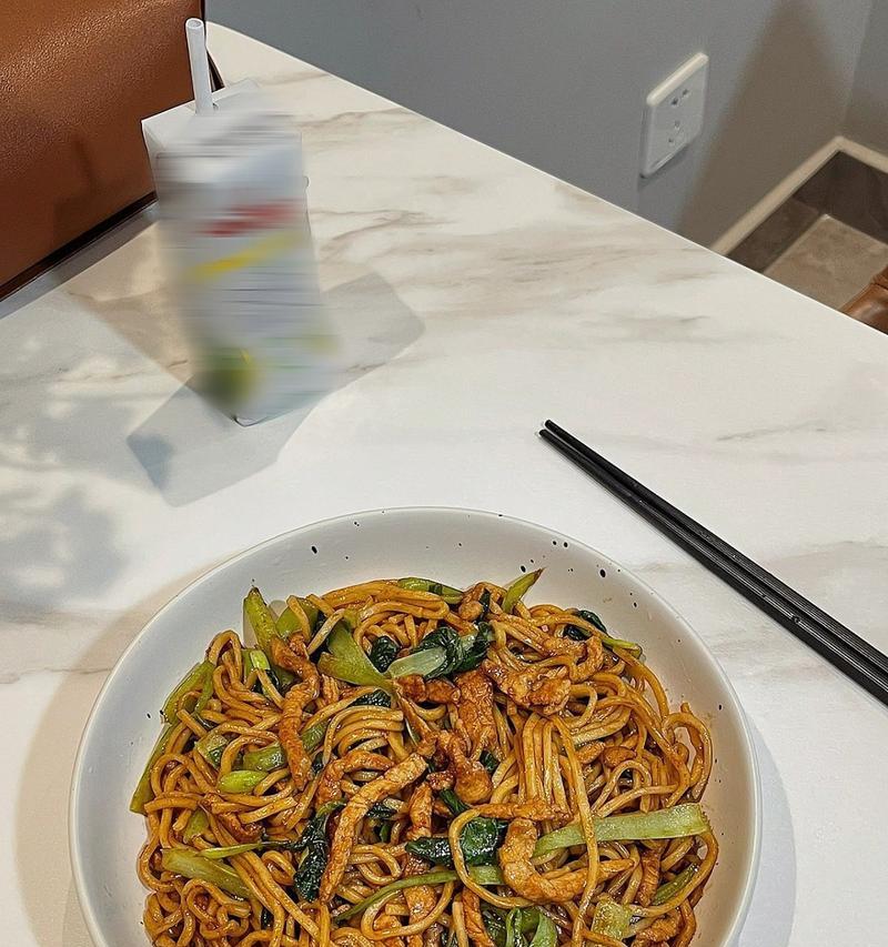双菇肉丝炒面的美味秘籍（学会做双菇肉丝炒面，让你的味蕾欢欣鼓舞！）-第3张图片-美味行家