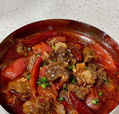 舌尖上的滋味——以西红杮炖牛腩的制作方法（一道养生美食，教你简单做出色香味俱佳的炖牛腩）-第2张图片-美味行家